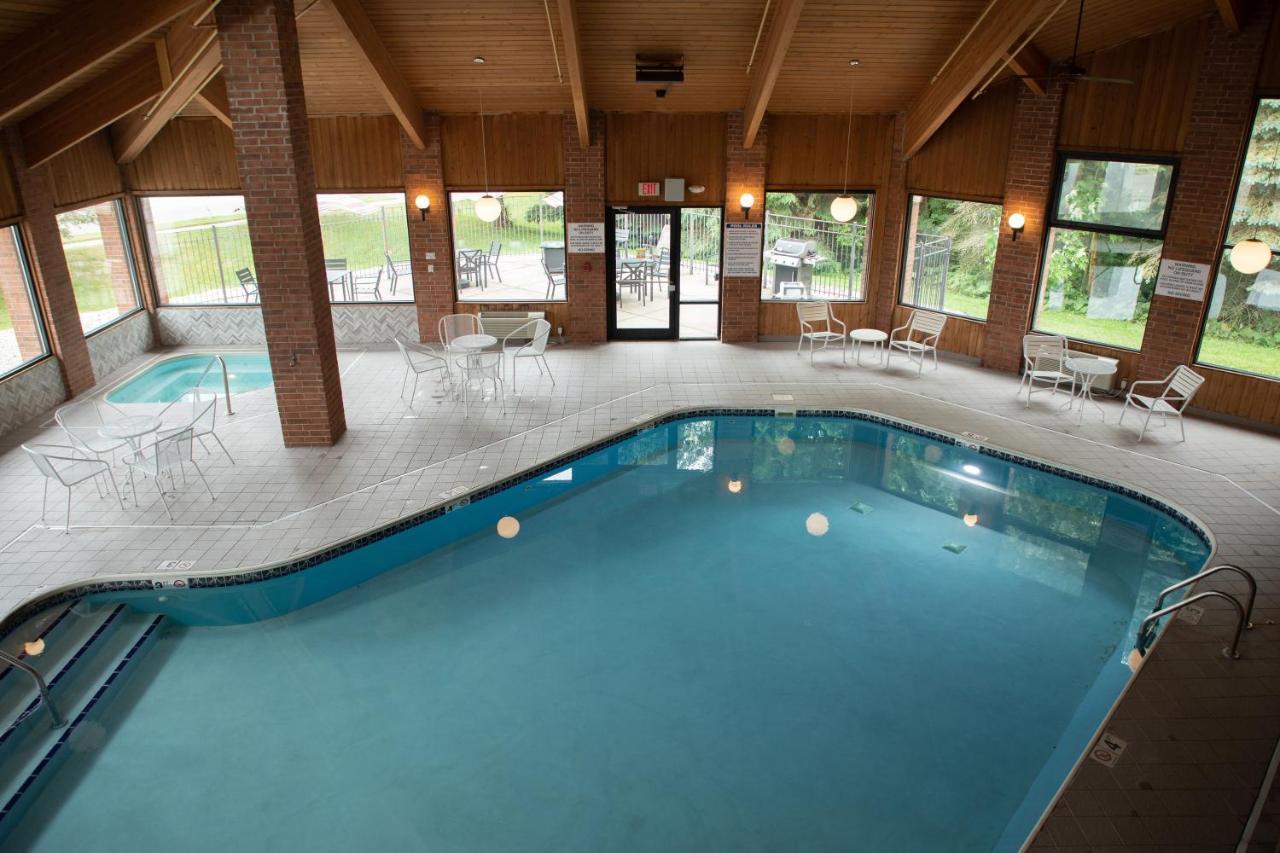 Lomira Inn And Suites 外观 照片