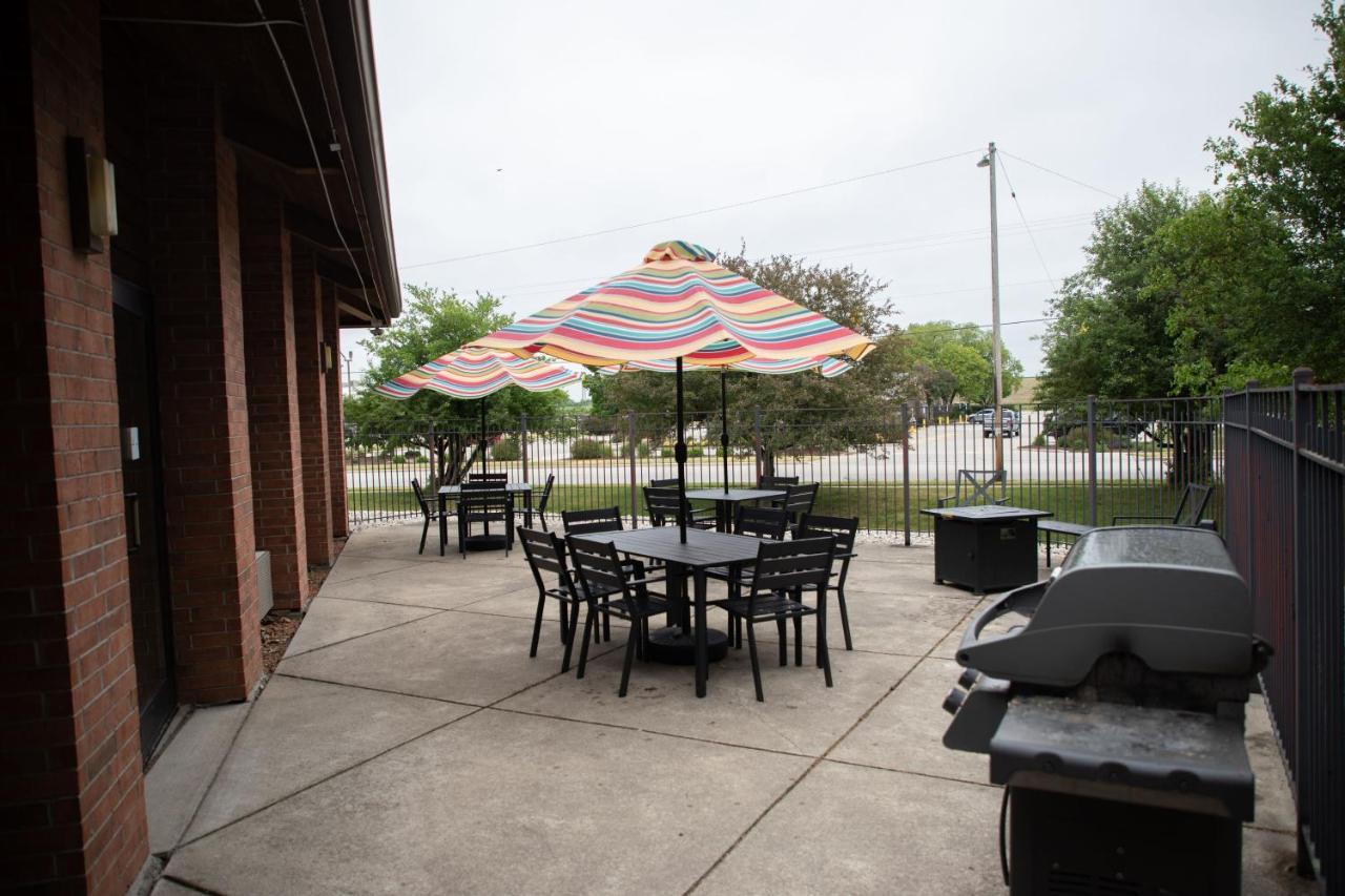 Lomira Inn And Suites 外观 照片