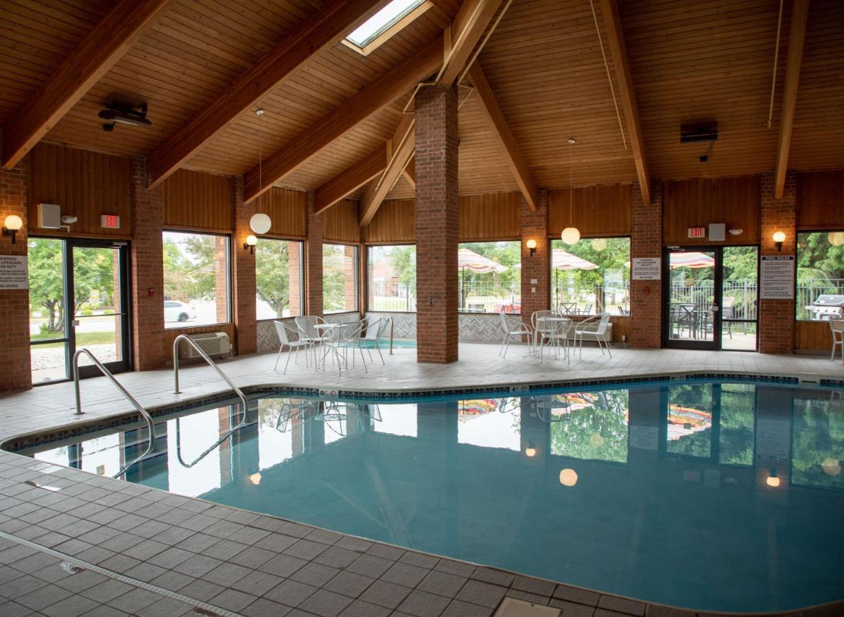 Lomira Inn And Suites 外观 照片