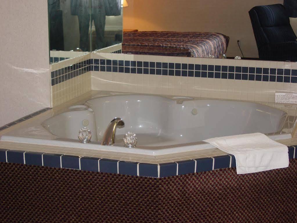 Lomira Inn And Suites 外观 照片