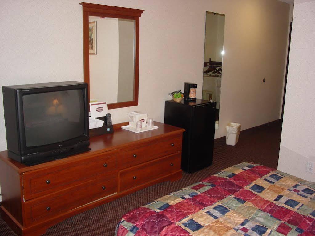 Lomira Inn And Suites 外观 照片